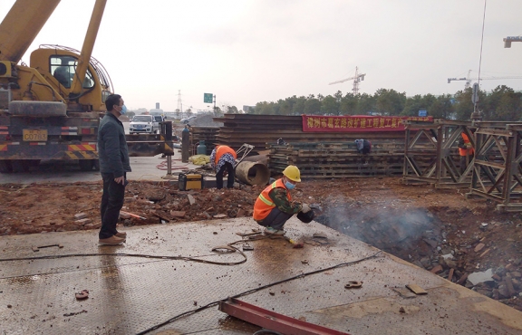 嚴(yán)抓復(fù)工后的疫情防控工作。圖為2020年2月24日樟樹(shù)葛玄路臺(tái)埠中橋便道鋼便橋施工現(xiàn)場(chǎng)